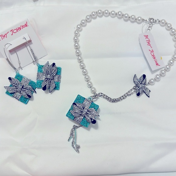 Betsey Johnson Tiffany blue gift boxes earrings and necklace set